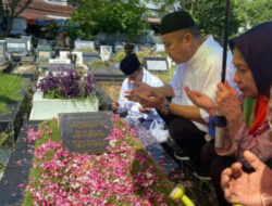 Hari Pertama Kampanye, Wahyu Iramana Putra Ziarah ke Makam Orang Tua
