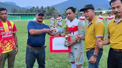 Tanah Datar FC Pertahankan Piala HUT PGRI Sijunjung