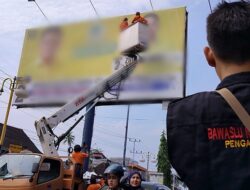 Bawaslu Padang Tertibkan Baliho Caleg Langgar Aturan