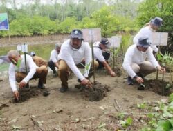 BBPOM Tanam Mangrove di Pariaman