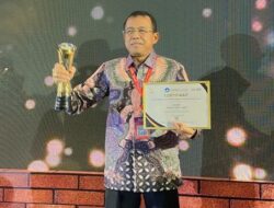 Profesor Ganefri Terima Anugerah Rektor Terbaik se-Indonesia