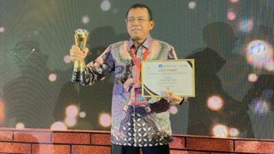 Profesor Ganefri Terima Anugerah Rektor Terbaik se-Indonesia