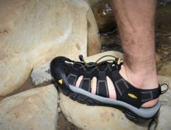Rekomendasi 5 Sandal dan Sepatu Hiking Keen, Siap Digunakan untuk Medan Apapun