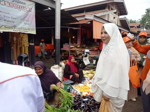 Anggota DPR RI, Nevi Zuairina berkunjung ke pasar-pasar di Payakumbuh. Ist