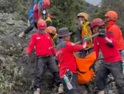 Hadapi Medan Berat, TRC Semen Padang Evakuasi Jenazah ke-13 Korban Erupsi Gunung Marapi