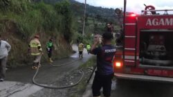 Damkar Agam Bersihkan Jalan dari Debu Erupsi Gunung Marapi