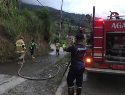 Damkar Agam Bersihkan Jalan dari Debu Erupsi Gunung Marapi