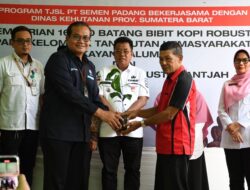 Komitmen Berdayakan HKm Sikayan Balumuik, Semen Padang Serahkan Bantuan 16.000 Bibit Kopi Robusta Bantjah