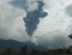 Gunung Marapi Erupsi Mengeluarkan Asap Hitam Pekat