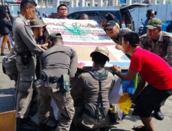 Pol PP Padang Kembali Tertibkan Spanduk tak Berizin