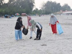 Lewat GSM, ASN dan Masyarakat Bersihkan Pantai Gandoriah