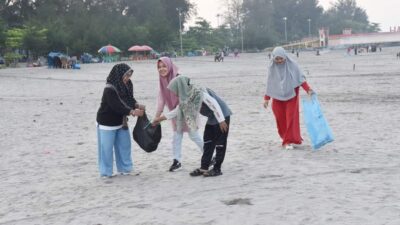 Lewat GSM, ASN dan Masyarakat Bersihkan Pantai Gandoriah