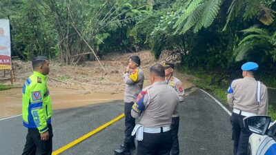 Polres 50 Kota Turunkan Personel Tangani Banjir dan Longsor