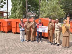 PT Pertamina Serahkan 6 Kontainer Sampah ke DLH Kota Padang
