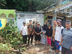 Apical Group Peduli Bantu Rumah Warga Tertimpa Pohon Tumbang di Gates Nan XX