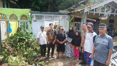 Apical Group Peduli Bantu Rumah Warga Tertimpa Pohon Tumbang di Gates Nan XX