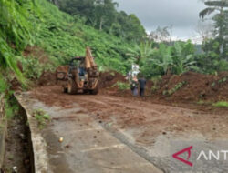 Tanah Longsor Tutupi Jalan Batusangkar-Payakumbuh, Lalu Lintas Terhambat
