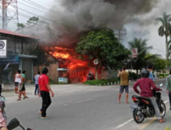 Kebakaran Hebat Hanguskan Rumah dan Kedai di Depan Rumah Dinas Ketua DPRD Agam