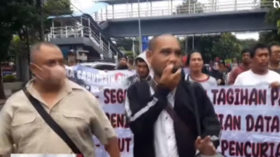 korban pinjol datangi kantor OJK. (Tangkapan layar: TvOneNews)