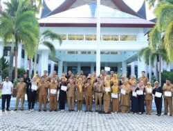 Sekretaris DPRD Sumbar Berikan Penghargaan Bintang DPRD pada Staf