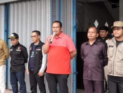 Tim Gabungan Tertibkan APK Milik Peserta Pemilu di Pariaman
