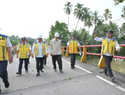 Tinjau Jembatan Kiambang, Menteri Minta Perbaikannya Segera Ditender