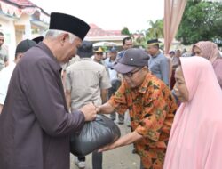 Gubernur Sumbar Serahkan 28.980 Kg Beras untuk Warga Terdampak Banjir Dharmasraya