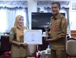 Kadis DP3AKB Serahkan Penghargaan Anugerah Parahita Ekapraya  kepada  Pj. Walikota Pariaman