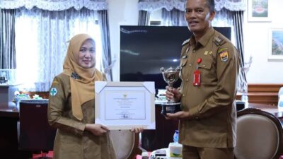Kadis DP3AKB Serahkan Penghargaan Anugerah Parahita Ekapraya  kepada  Pj. Walikota Pariaman