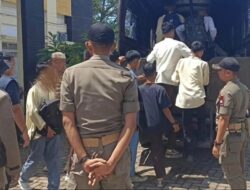 Satpol PP Padang Tertibkan Pelajar yang Keluyuran Selama PBM
