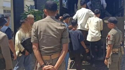 Satpol PP Padang Tertibkan Pelajar yang Keluyuran Selama PBM