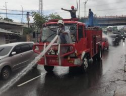 Padang Panjang: Damkar Bersihkan Abu Vulkanik Marapi