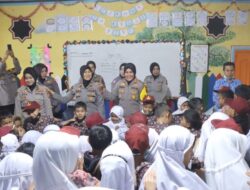 Polisi Beri Trauma Healing untuk Anak-anak di Lereng Marapi