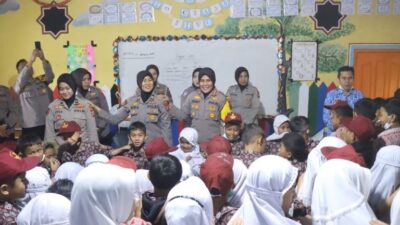 Polisi Beri Trauma Healing untuk Anak-anak di Lereng Marapi