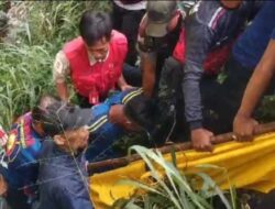 Tim SAR Gabungan Evakuasi Jasad Remaja dari Dasar Jurang Ngarai Sianok
