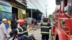 Damkar Padang Berhasil Jinakkan Api di Toko SKS Jaya