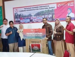 Ketua Yayasan Kanker Indonesia Sumbar Terima Donasi Kursi Roda 