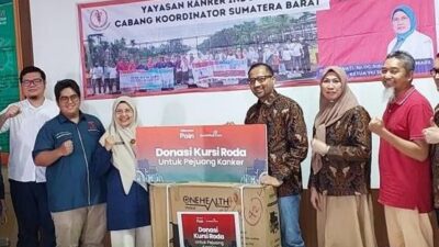 Ketua Yayasan Kanker Indonesia Sumbar Terima Donasi Kursi Roda 