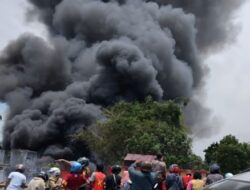 Damkar Bukittinggi Padamkan Api di Pasar Aur Kuning