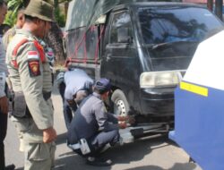 Satu Unit Mobil Diderek di Padang Karena Melanggar Perda