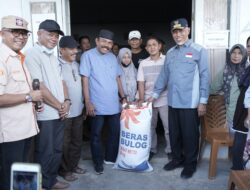 Gubernur Mahyeldi Salurkan 220 Ton Beras Cadangan Pangan untuk Warga Pessel Terdampak Banjir dan Longsor