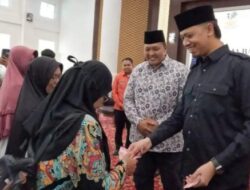 Wako Erman Safar Serahkan Bansos Sembako dan PKH Triwulan I