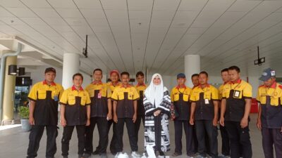 Nevi Zuairina Berbagi Paket Ramadhan untuk Porter dan CS BIM