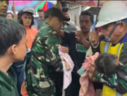 Aparat Gabungan Berjibaku Evakuasi Korban Banjir di Padang