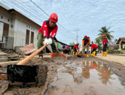 Tiba di Surantih, TRC Semen Padang Dirikan Posko Kesehatan dan Prioritaskan Pembersihan Lumpur di Jalan