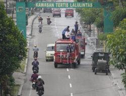 Pasca Erupsi, Damkar Padang Panjang Bersihkan Jalan