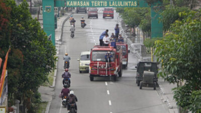 Pasca Erupsi, Damkar Padang Panjang Bersihkan Jalan