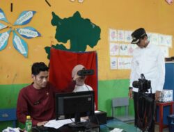Bajumpo Andiang, Bupati Safaruddin Dorong Akselerasi Pelayanan KTP hingga Serahkan Bantuan Bibit Durian dan Alpukat