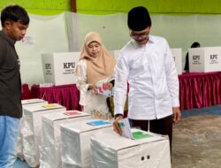 Bupati Safaruddin Melakukan Pencoblosan di TPS 08 Baruah Gunuang