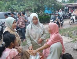Ny. Titi Rusma Yul Anwar Antarkan Bantuan untuk Korban Banjir